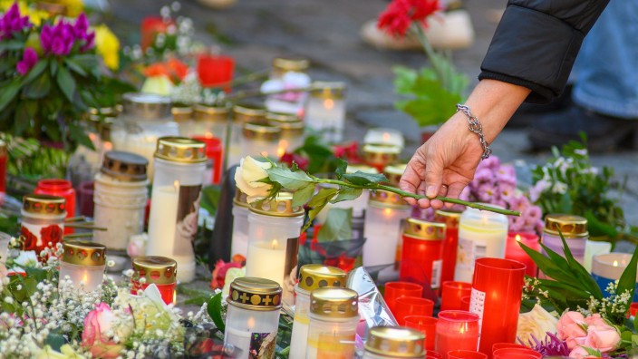 Kriminalität - Stuttgart: Eine Frau legt eine Blume nieder, um einer getöteten Frau zu gedenken. Foto: Klaus-Dietmar Gabbert/dpa-Zentralbild/dpa/Symbolbild