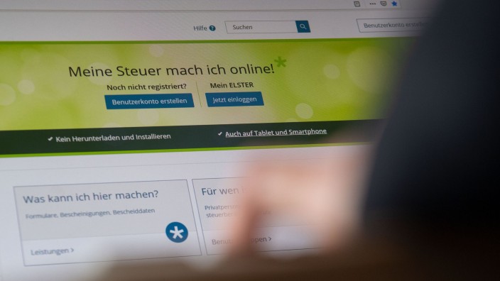Finanzen - Hannover: Eine Frau bedient das Online-Steuerportal Elster. Foto: Marijan Murat/dpa/Symbolbild