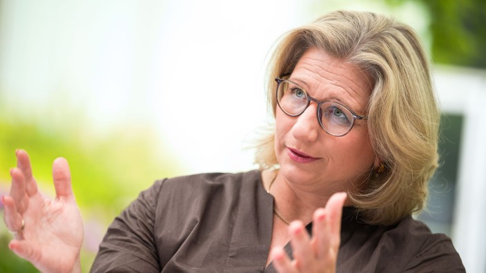 Regierung - Saarbrücken: Die saarländische Ministerpräsidentin Anke Rehlinger (SPD) spricht. Foto: Oliver Dietze/dpa/Archivbild