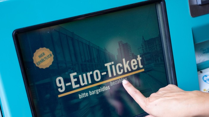 Verkehr - Hannover: Eine Frau zieht sich an einem Fahrschein-Automaten ein 9-Euro-Ticket. Foto: Boris Roessler/dpa/Archivbild