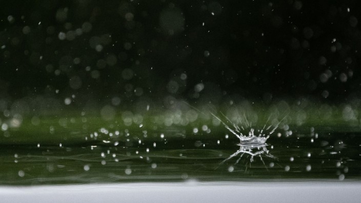 Wetter - Wernigerode: Regentropfen fallen auf ein Autodach. Foto: Sebastian Gollnow/dpa/Symbolbild