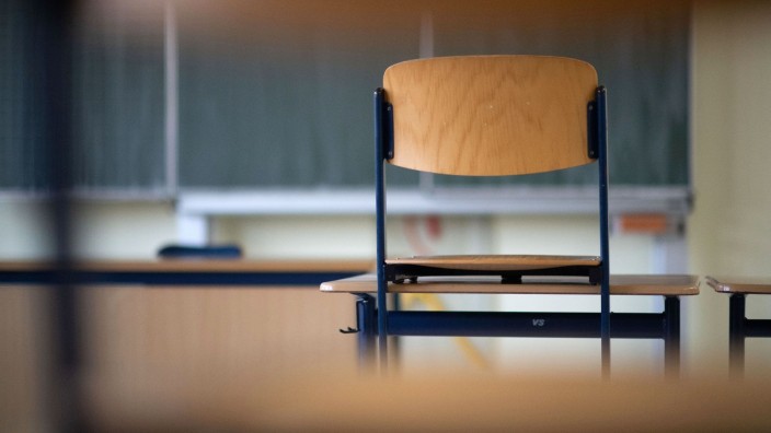 Bildung - München: Ein Stuhl steht in einem Klassenzimmer auf dem Tisch. Foto: Marijan Murat/dpa/Symbolbild