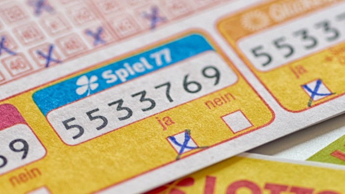Glücksspiele - Wiesbaden: Blick auf einen Lottoschein mit Zahlen des "Spiel 77". Foto: Schlag und Roy/WestLotto/obs/Symbolbild