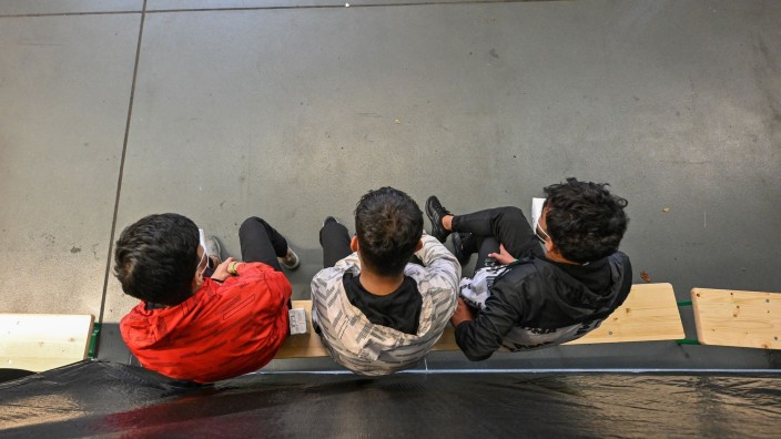 Flüchtlinge - Potsdam: Migranten sitzen in der zentralen Bearbeitungstelle für Migration und Flüchtlinge (BAMF) in Frankfurt (Oder). Foto: Patrick Pleul/dpa-Zentralbild/dpa/Symbolbild