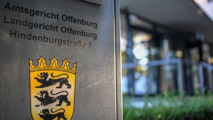Prozesse - Offenburg: Ein Hinweisschild steht vor dem Landgericht und Amtsgericht. Foto: Patrick Seeger/dpa