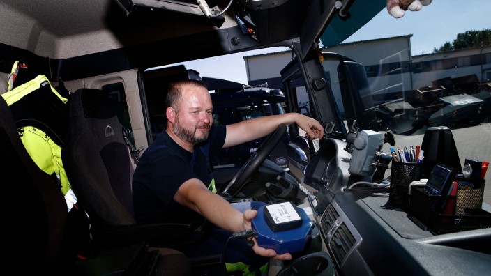 Kommunen - Neuruppin: Manuel Fiedler, Fahrer eines Müllfahrzeugs des Unternehmens Abfallwirtschafts-Union, hält eine Echtnetz-Box in der Hand. Foto: Carsten Koall/dpa