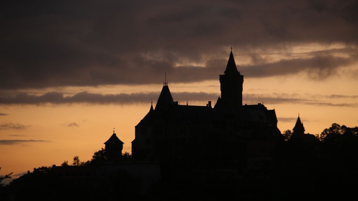 Energie - Wernigerode: Blick auf das Schloss im Licht der aufgehenden Sonne. Foto: Matthias Bein/dpa-Zentralbild/dpa/Archivbild