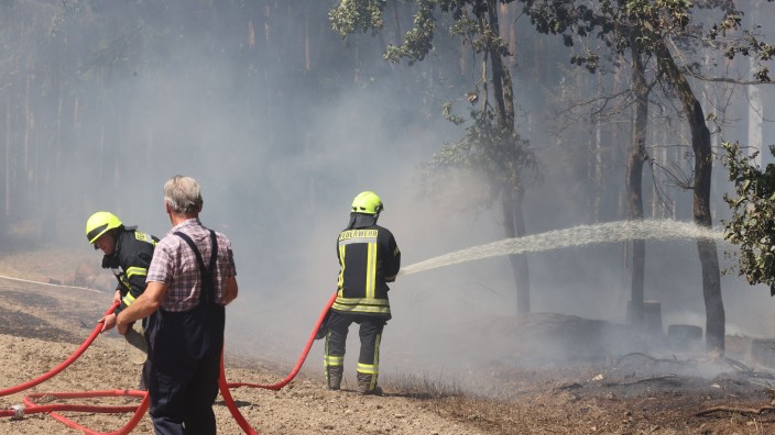 Klima - Offenbach am Main: Feuerwehrleute bekämpfen den Brand eines Waldstücks in Kleinwolschendorf. Foto: Bodo Schackow/dpa