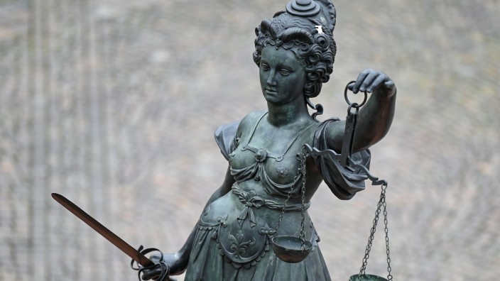 Kriminalität - Wiesbaden: Eine Statue der Justitia hält eine Waage und ein Schwert in der Hand. Foto: Arne Dedert/dpa/Symbolbild