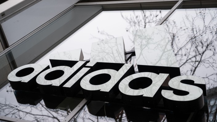 Sportartikel - München: Logo des Unternehmens Adidas an der Fassade eines Lokals. Foto: Christophe Gateau/dpa/Symbolbild