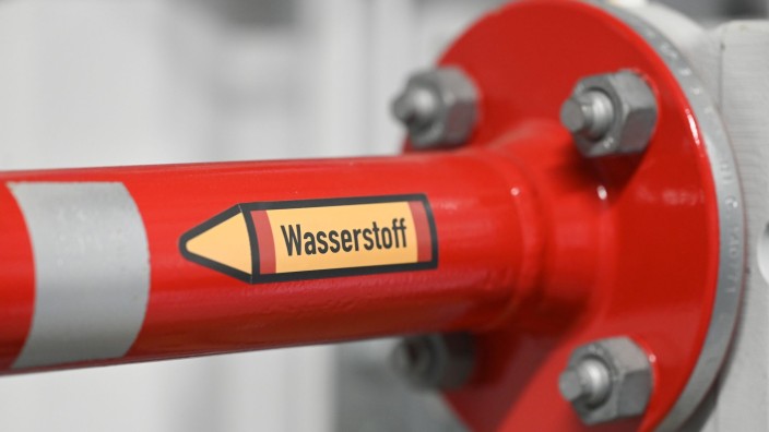 Energie - Wilhelmshaven: Der Hinweis Wasserstoff ist an einem Rohr in einem Verteilzentrum angebracht. Foto: Bernd Weißbrod/dpa/Symbolbild