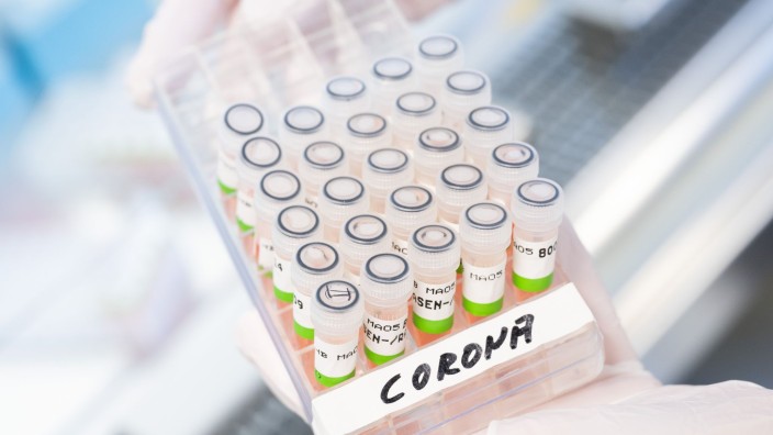 Gesundheit - Berlin: Eine biologisch-technische Assistentin hält ein Gefäß mit aufbereiteten PCR-Tests auf das Coronavirus in der Hand. Foto: Julian Stratenschulte/dpa/Symbolbild
