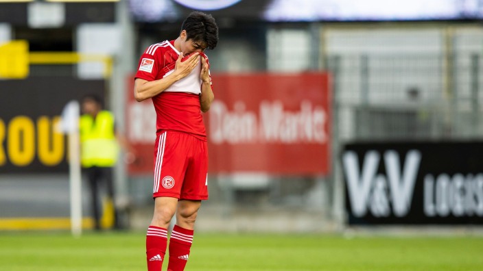 Fußball - Sandhausen: Düsseldorfs Ao Tanaka reagiert unzufrieden. Foto: Tom Weller/dpa