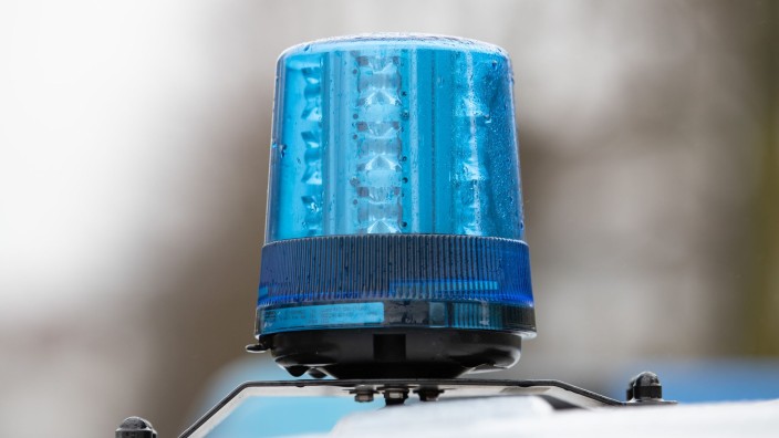 Notfälle - Hamburg: Das Blaulicht auf dem Dach eines Einsatzwagens der Polizei. Foto: Friso Gentsch/dpa/Symbolbild