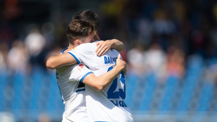 Fußball - Braunschweig: Darmstadts Jannik Müller (l) und Darmstadts Klaus Gjasula umarmen sich nach dem Spiel. Foto: Swen Pförtner/dpa