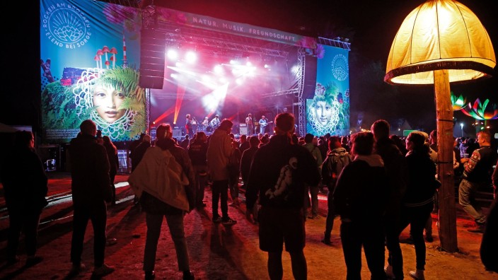 Musik - : Besucher genießen die Stimmung auf dem Festivalgelände vom "Rocken am Brocken" vor der Bühne. Foto: Matthias Bein/dpa/ZB/Archivbild