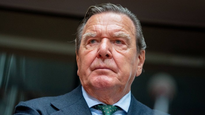 Parteien - Hannover: Gerhard Schröder, ehemaliger Bundeskanzler, steht im Bundestag. Foto: Kay Nietfeld/dpa/Archivbild