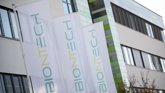Biotechnologie - Mainz: Das Logo des Pharmaunternehmens Biontech auf Fahnen vor dem Hauptsitz. Foto: Sebastian Gollnow/dpa/Archivbild