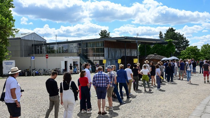 Ausstellungen - Kassel: Besucher der documenta fifteen stehen vor der documenta-Halle an. Foto: Uwe Zucchi/dpa/Archivbild
