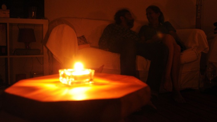 Energie - Hannover: Ein Paar sitzt während eines Stromausfalls bei Kerzenschein in einer Wohnung. Foto: picture alliance / dpa/Symbolbild