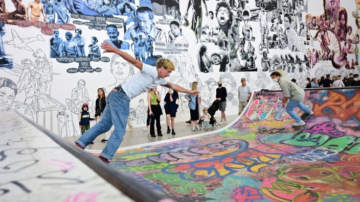 Ausstellungen - Kassel: Skateboarder fahren in der documenta-Halle auf der Halfpipe, die Teil des Werks der Initiative Baan Noorg Collaborative Arts and Culture ist. Foto: Uwe Zucchi/dpa/Bildarchiv