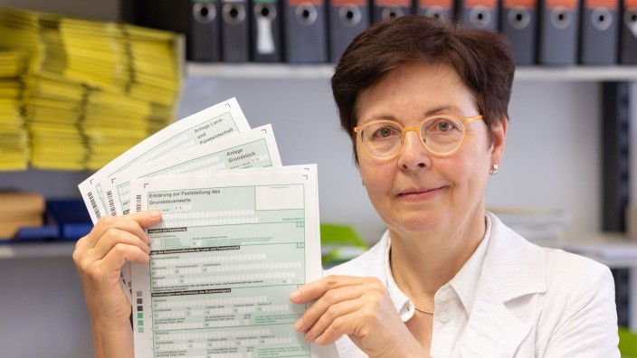 Steuern - Erfurt: Heike Taubert zeigt im Finanzamt Ilmenau die Formulare zur Grundsteuererklärung. Foto: Michael Reichel/dpa