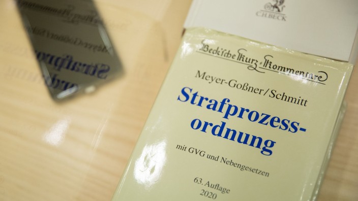 Kriminalität - Gießen: Eine Ausgabe der Strafprozessordnung liegt in einem Gerichtssaal. Foto: Friso Gentsch/dpa/Symbolbild