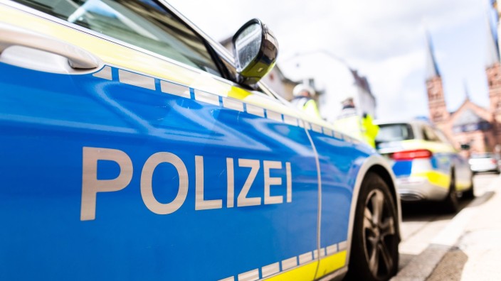 Kriminalität - Bremen: Zwei Streifenwagen der Polizei stehen am Straßenrand. Foto: Philipp von Ditfurth/dpa/Symbolbild