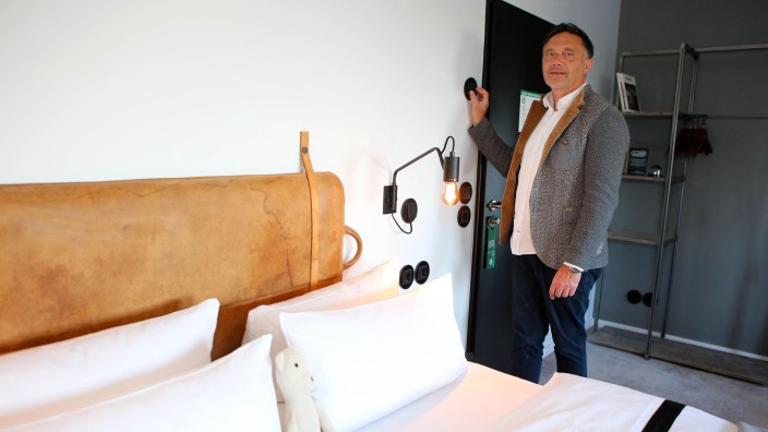 Tourismus - Braunlage: Meik Lindberg, Eigentümer des "The Hearts Hotel", stellt über ein Regelsystem die Temperatur in einem Hotelzimmer ein. Foto: Stefan Rampfel/dpa