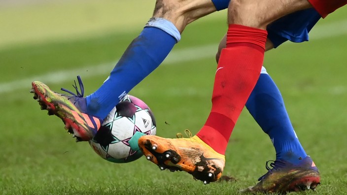 Fußball - Mönchengladbach: Zwei Fußballspieler kämpfen um den Ball. Foto: Uli Deck/dpa/Symbolbild