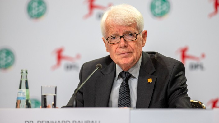 Fußball - Dortmund: Ex-BVB-Präsident Reinhard Rauball bei der Pressekonferenz. Foto: Andreas Gora/dpa/Archivbild