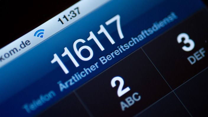 Gesundheit - Weimar: Die Telefonnummer des ärztlichen Bereitschaftsdienstes, die "116117", auf einem Handydisplay. Foto: Patrick Pleul/dpa-Zentralbild/dpa/Illustration