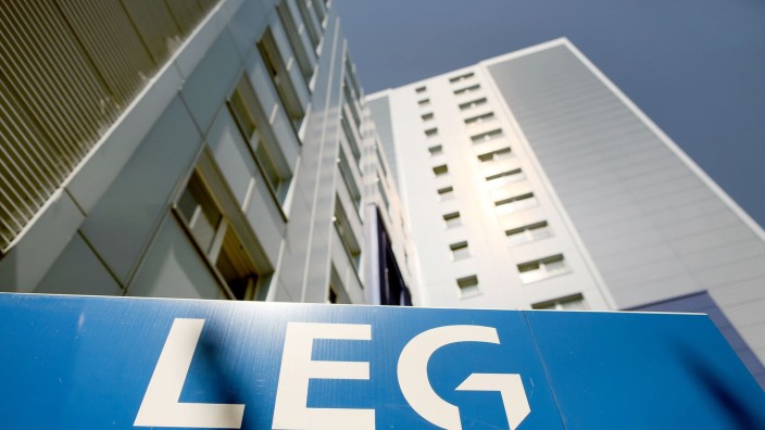 Immobilien - Düsseldorf: Ein Logo der LEG Immobilien AG ist an einem Wohnungsgebäude zu sehen. Foto: Ina Fassbender/dpa/Symbolbild