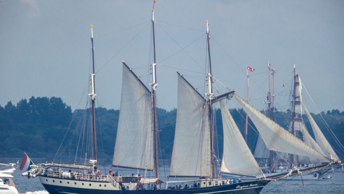 Schifffahrt - Rostock: Historische Segelschiffe kreuzen während der Hanse Sail vor Warnemünde. Foto: Jens Büttner/dpa-Zentralbild/dpa/Archivbild