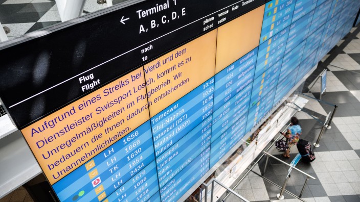 Luftverkehr - München-Flughafen: Eine Anzeigetafel am Münchner Flughafen weist auf Unregelmäßigkeiten im Flugbetrieb hin. Foto: Matthias Balk/dpa