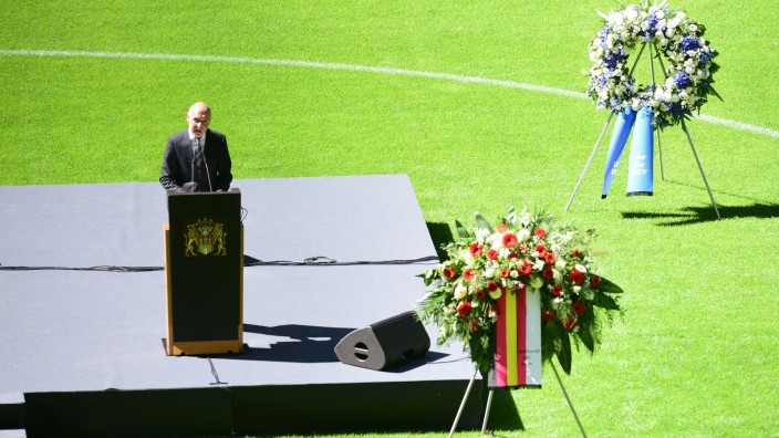 Fußball - Hamburg: Bernd Neuendorf, Präsident des Deutschen Fußballbundes (DFB), hält seine Trauerrede. Foto: Daniel Bockwoldt/dpa