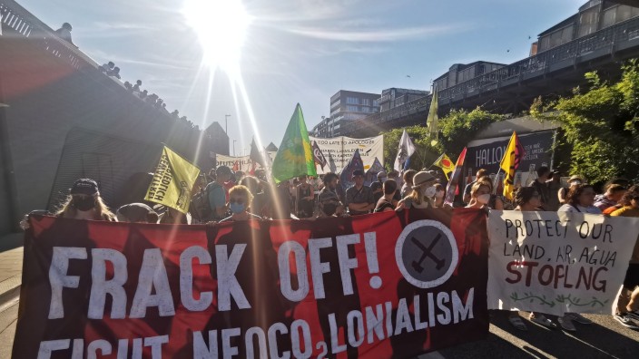 Demonstrationen - Hamburg: Demonstranten ziehen hinter einem Transparent mit der Aufschrift "Frack Off! Fight Neoco2lonialism" durch die Stadt. Foto: Steven Hutchings/dpa-Zentralbild/dpa