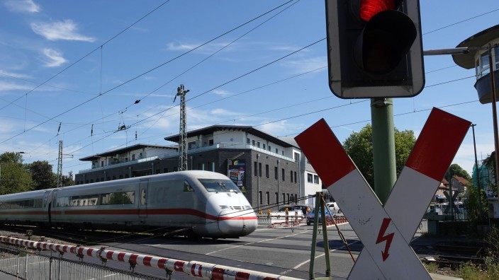 Bahn - Hamm: Ein ICE fährt durch den Bahnhof Bönen. Foto: Lukas Fortkord/dpa/Bildarchiv