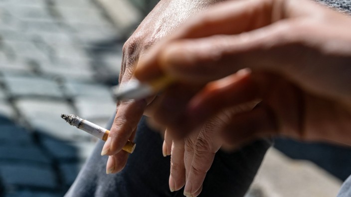 Gesundheit - Hannover: Zwei Raucher halten ihre Zigaretten zwischen den Fingern. Foto: Armin Weigel/dpa
