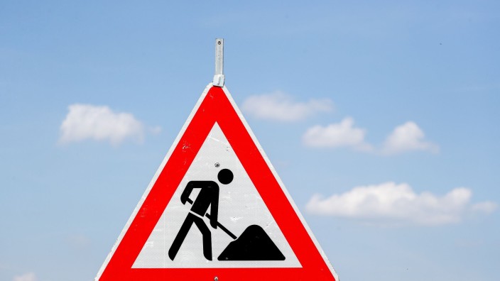 Verkehr - Düsseldorf: Ein Schild weist auf eine Baustelle hin. Foto: Jan Woitas/dpa-Zentralbild/dpa/Symbolbild