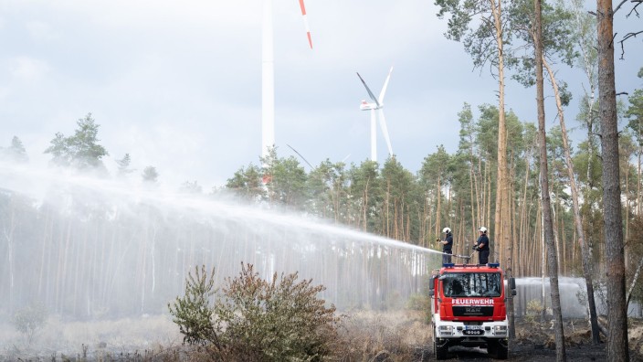 Brände - Bonn: Löscharbeiten der Feuerwehr in einem Waldbrandgebiet. Foto: Sebastian Kahnert/dpa/Symbolbild