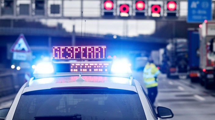 Unfälle - Erkner: Auf einem Polizeifahrzeug leuchtet die Aufschrift "Gesperrt". Foto: David Young/dpa/Symbolbild