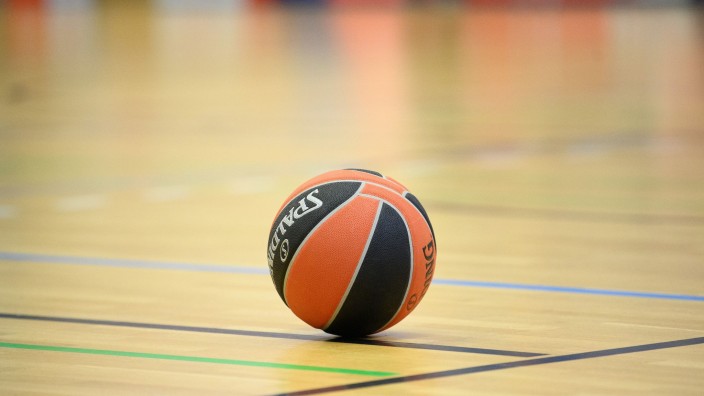 Basketball - Berlin: Ein Ball liegt auf einem Basketball-Spielfeld. Foto: Soeren Stache/dpa-Zentralbild/dpa/Symbolbild