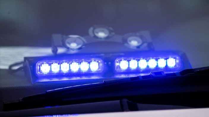 Unfälle - : Ein Blaulicht leuchtet unter der Frontscheibe eines Einsatzfahrzeugs der Polizei. Foto: Lino Mirgeler/dpa/Symbolbild