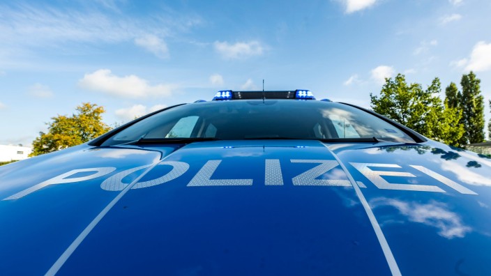 Extremismus - Berlin: Auf der Motorhaube eines Streifenwagens steht der Schriftzug "Polizei". Foto: David Inderlied/dpa/Illustration