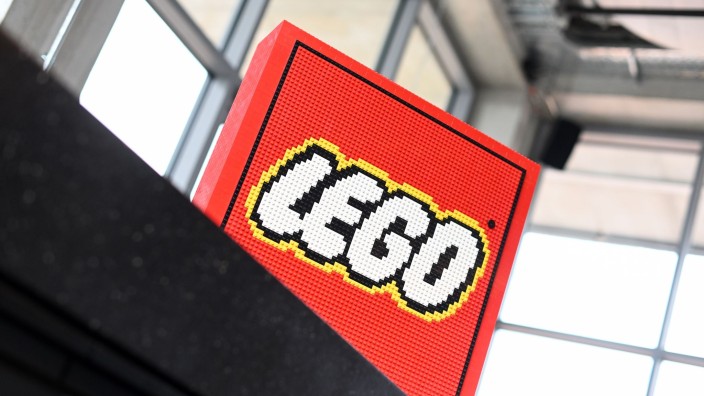 Prozesse - Düsseldorf: Das aus Lego-Steinen gebaute Logo des Unternehmens Lego. Foto: Tobias Hase/dpa/Archivbild