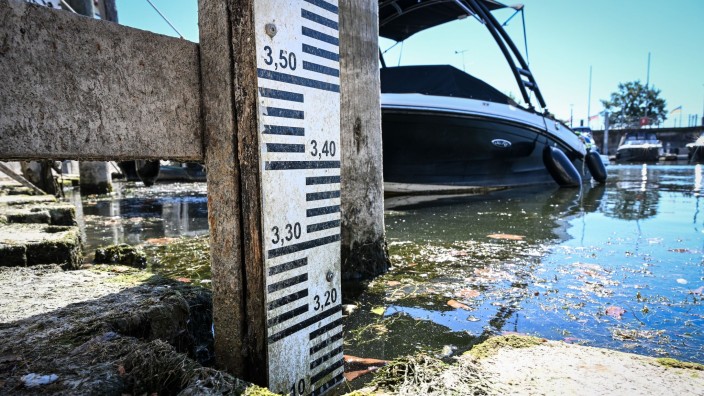 Wetter - Karlsruhe: Ein Boot liegt im Hafen von Langenargen, während der Pegel des Bodensees auf unter 3,10 Meter gesunken ist. Foto: Felix Kästle/dpa