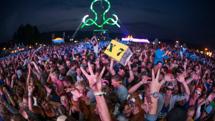 Freizeit - : Fans elektronischer Musik feiern beim Festival SonneMondSterne. Foto: arifoto UG/dpa-Zentralbild/dpa