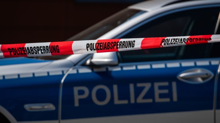 Verkehr - Leverkusen: Ein Polizeiauto steht hinter einem Absperrband der Polizei. Foto: Robert Michael/dpa-Zentralbild/dpa/Symbolbild