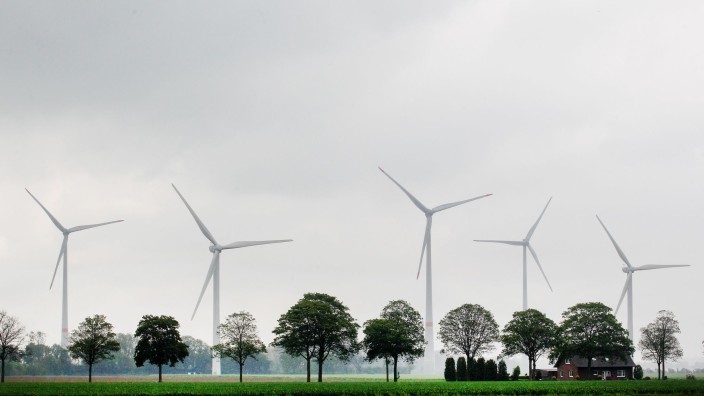 Energie - Schwerin: Windkraftanlagen hinter Feldern. Foto: Roland Weihrauch/dpa/Symbolbild